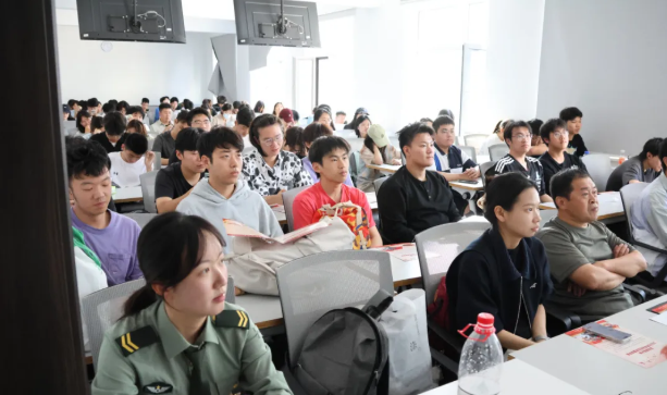热血铸军魂，青春正当时｜萨里国际学院开展征兵宣讲会